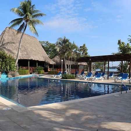 Hotel Mansion Del Rio Rio Dulce Exterior photo