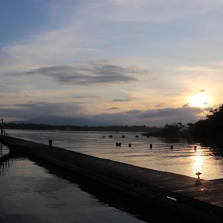 Hotel Mansion Del Rio Rio Dulce Exterior photo