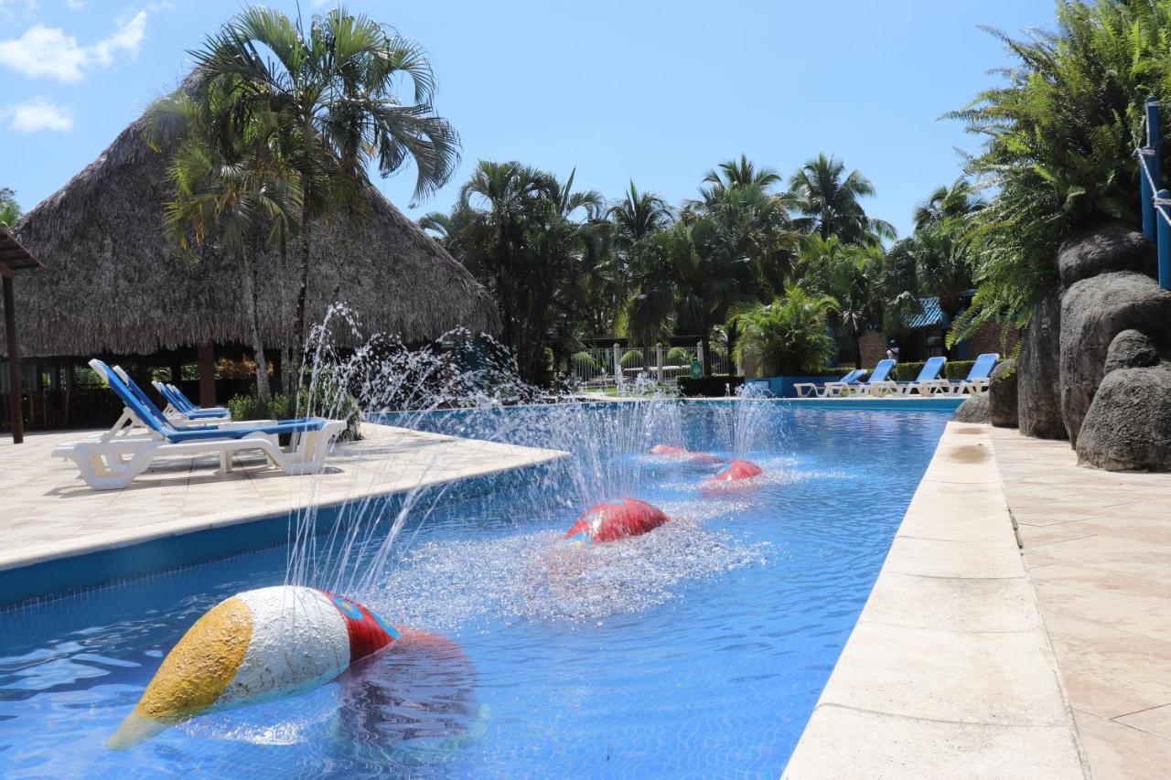 Hotel Mansion Del Rio Rio Dulce Exterior photo
