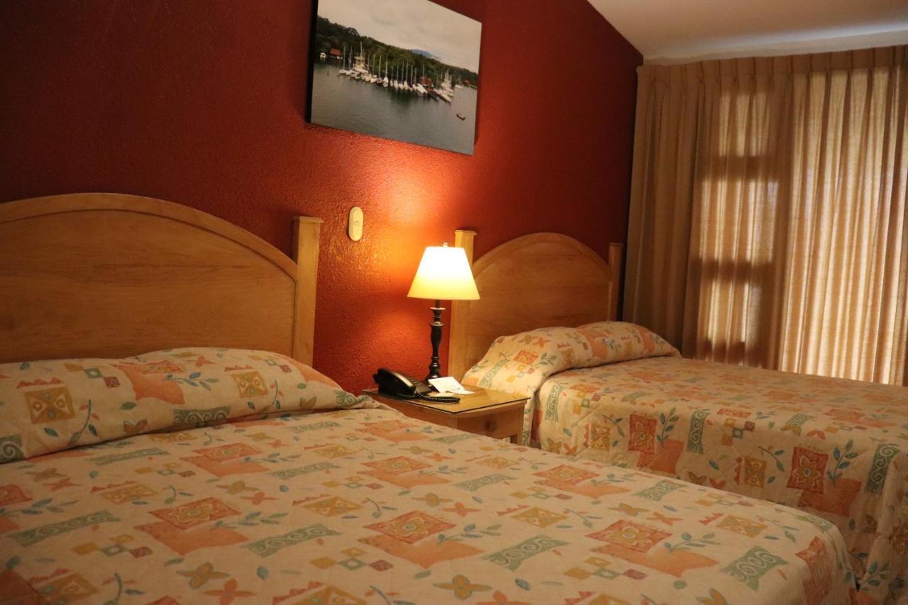 Hotel Mansion Del Rio Rio Dulce Exterior photo